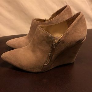 Size 6 Jessica Simpson tan suede booties